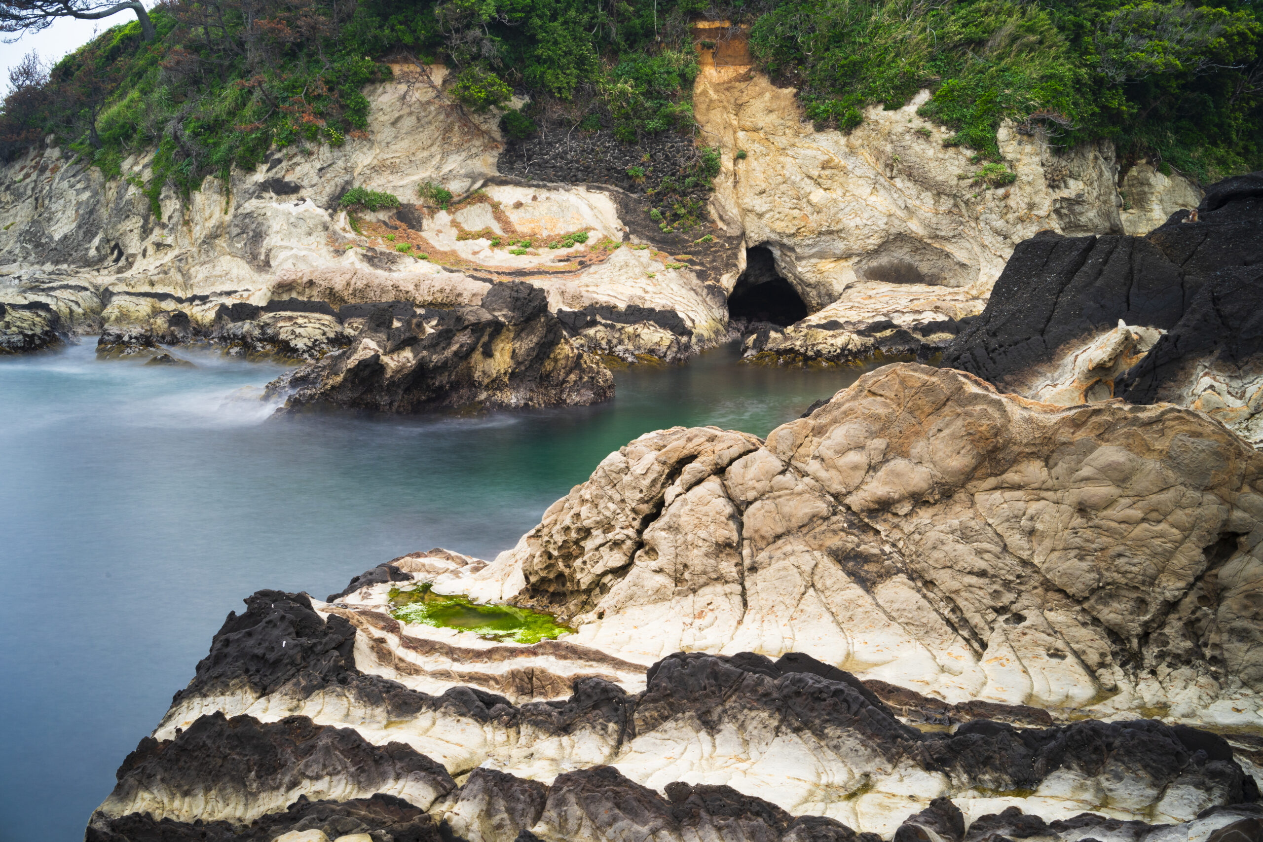三浦半島荒崎海岸の火山灰層と海食洞（神奈川県横須賀市）
